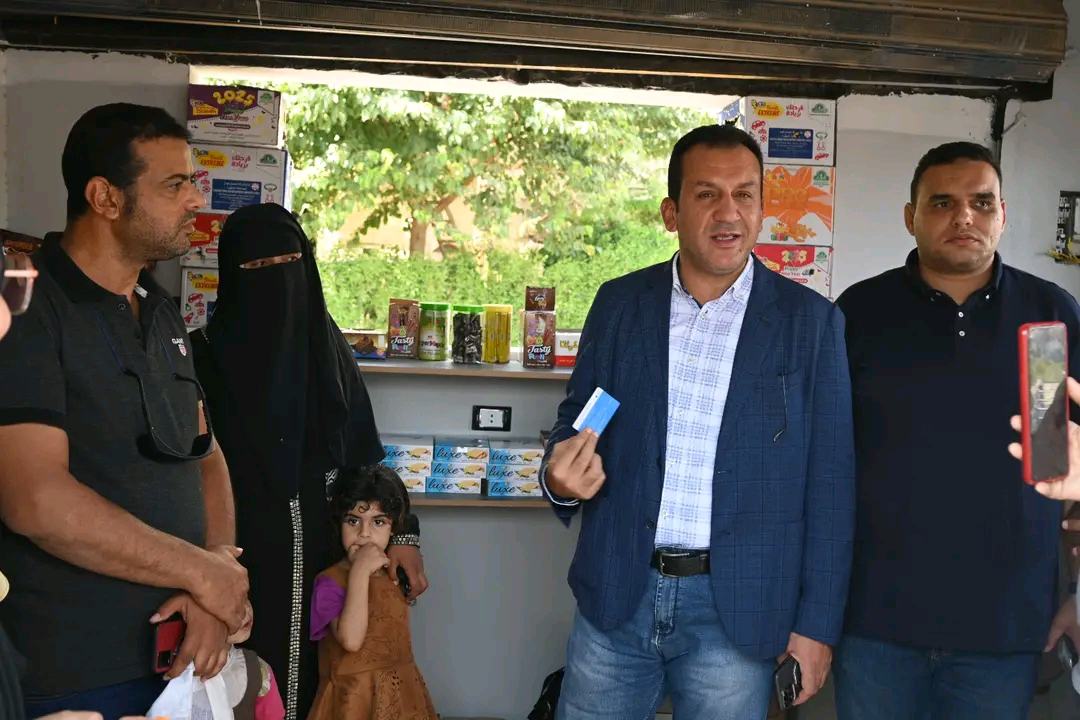 رئيس جهاز تنمية العاشر من رمضان يسلم كشكًا لأسرة الطفلة روناء دعمًا لمصدردخل كريم،فيتو
