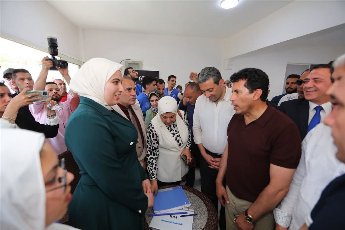 محافظ دمياط ووزير الشباب يتفقدان ملتقى التوظيف وورش مشروعي