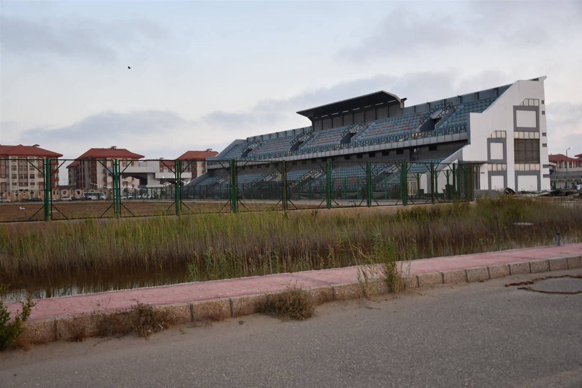 وزير الشباب والرياضة ومحافظ دمياط يتفقدان منشآت نادي دمياط الرياضي 