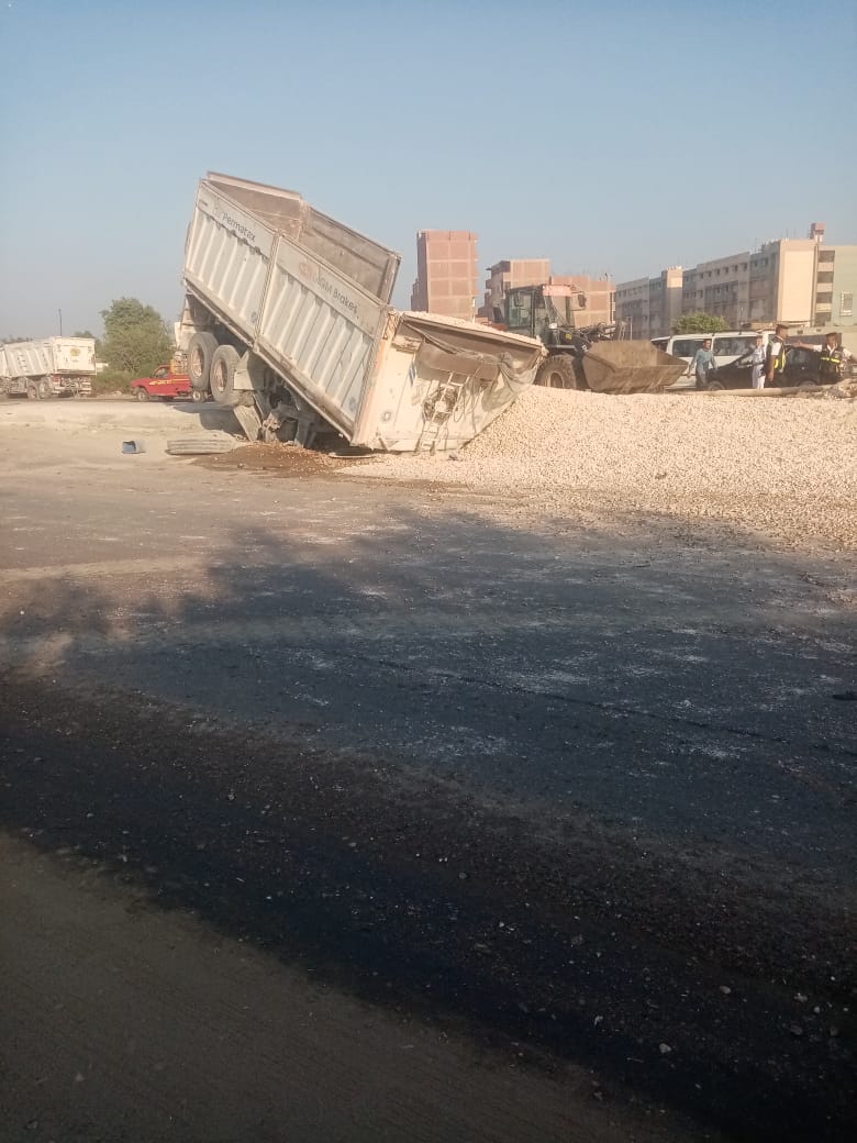 انقلاب سيارة نقل بطريق