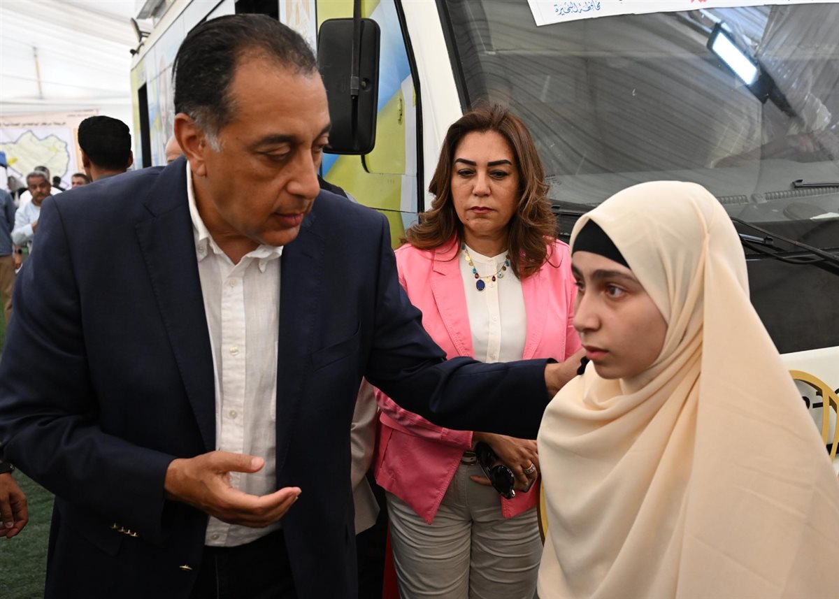 رئيس الوزراء يطمئن الطفلة  ويوجه بتوفير الرعاية اللازمة لها