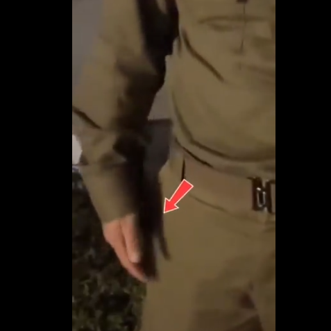 أفيخاي أدرعي يحاول تخبئة يده في جيبه، فيتو