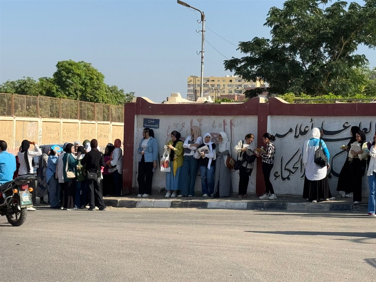 جانب من عملية تفتيش الطلاب، فيتو