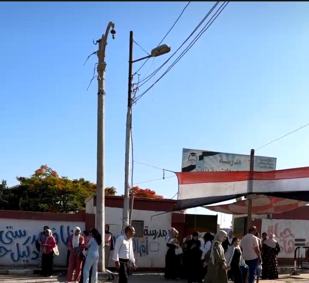 جانب من عملية تفتيش الطلاب، فيتو