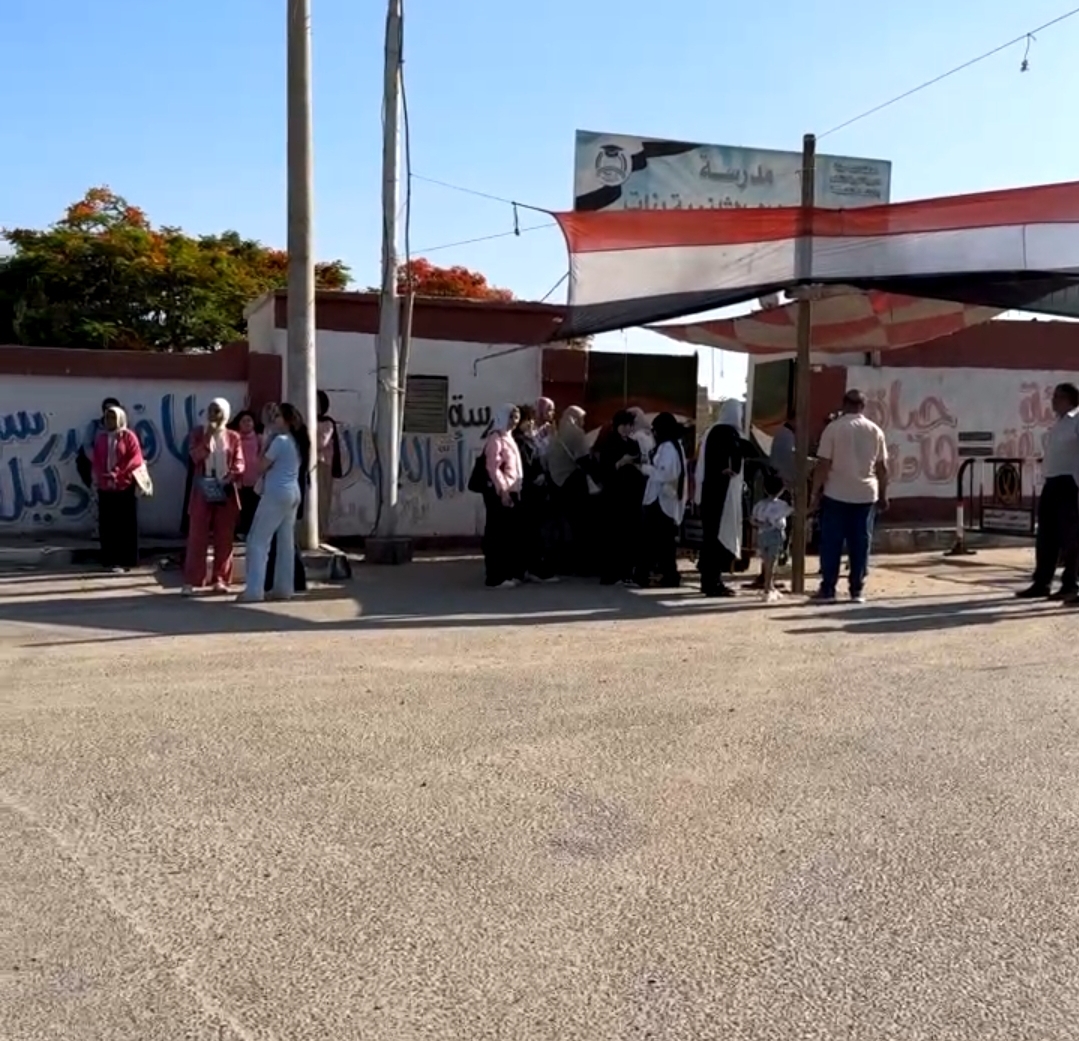 جانب من عملية تفتيش الطلاب، فيتو