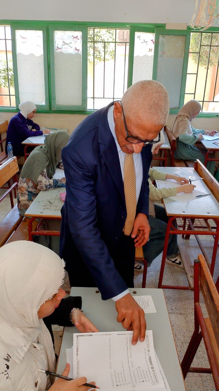  محافظ شمال سيناء يتفقد امتحانات الثانوية بالعريش، فيتو