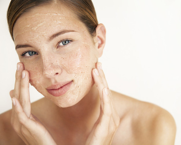 قناع طبيعي بمكونات اقتصادية لسنفرة البشرة