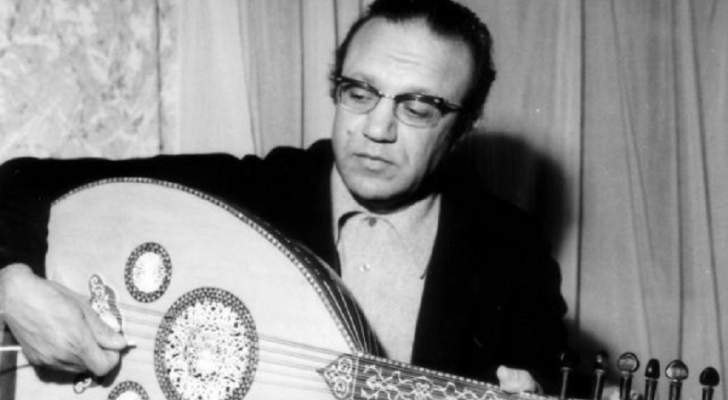 سعد عبد الوهاب يعزف على العود