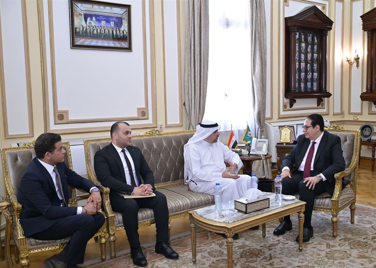 رئيس جامعة القاهرة ورئيس المكتب الثقافي الكويتي