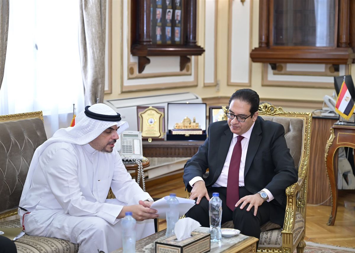 رئيس جامعة القاهرة ورئيس المكتب الثقافي الكويتي