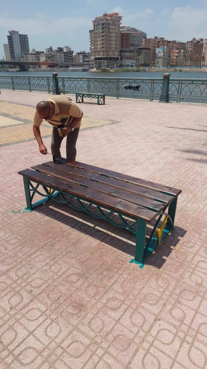 صيانة ورفع كفاءة المقاعد الخشبية بكورنيش النيل بدمياط
