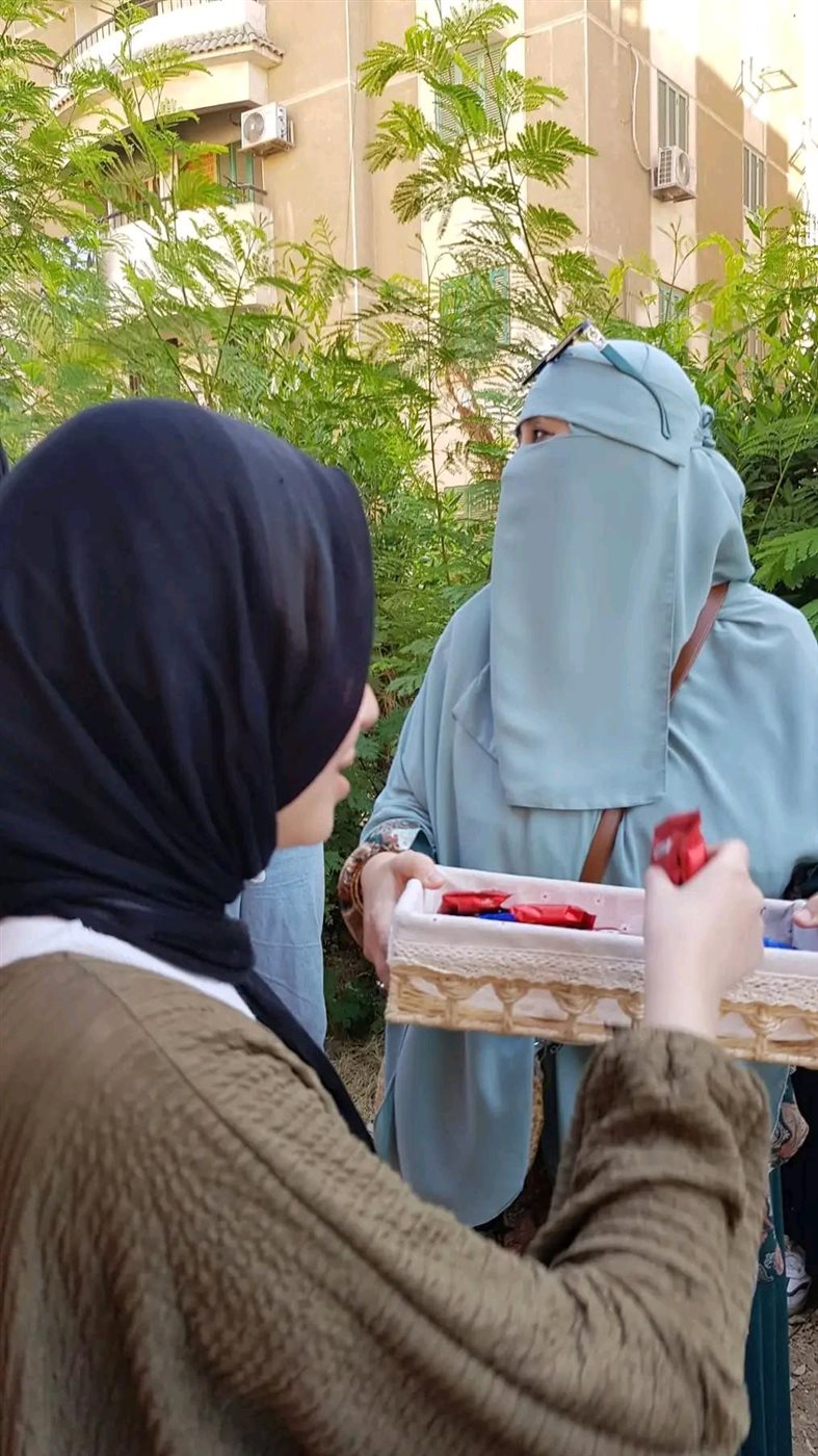 مديرو مدارس يوزعون الحلوى على الطلاب لتخفيف التوتر قبل الامتحانات بالشرقية،فيتو