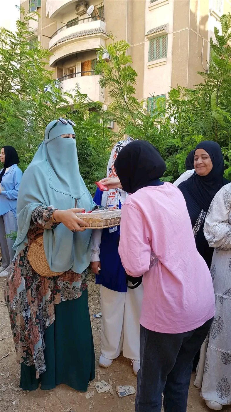 مديرو مدارس يوزعون الحلوى على الطلاب لتخفيف التوتر قبل الامتحانات بالشرقية،فيتو