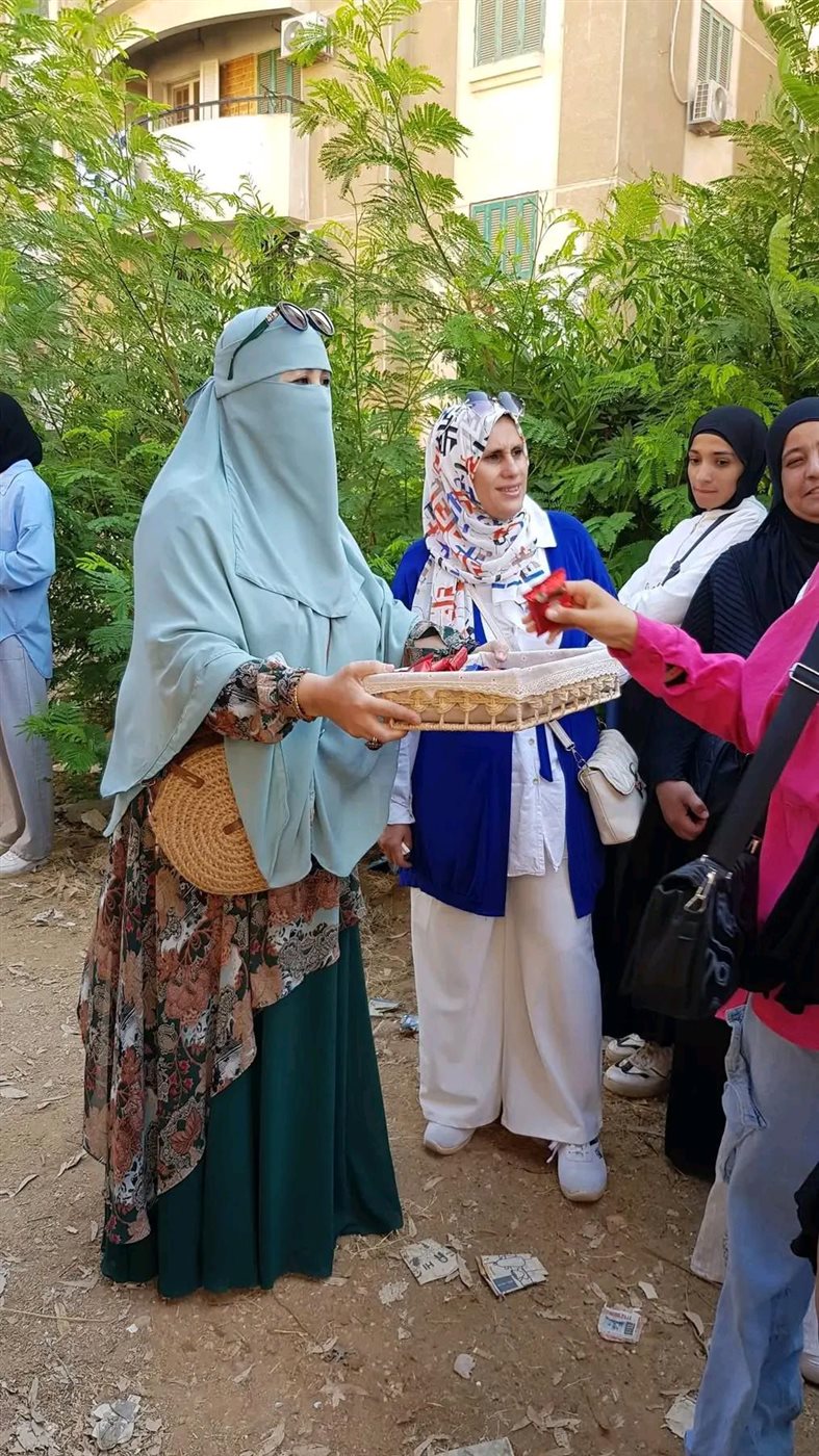 مديرو مدارس يوزعون الحلوى على الطلاب لتخفيف التوتر قبل الامتحانات بالشرقية،فيتو