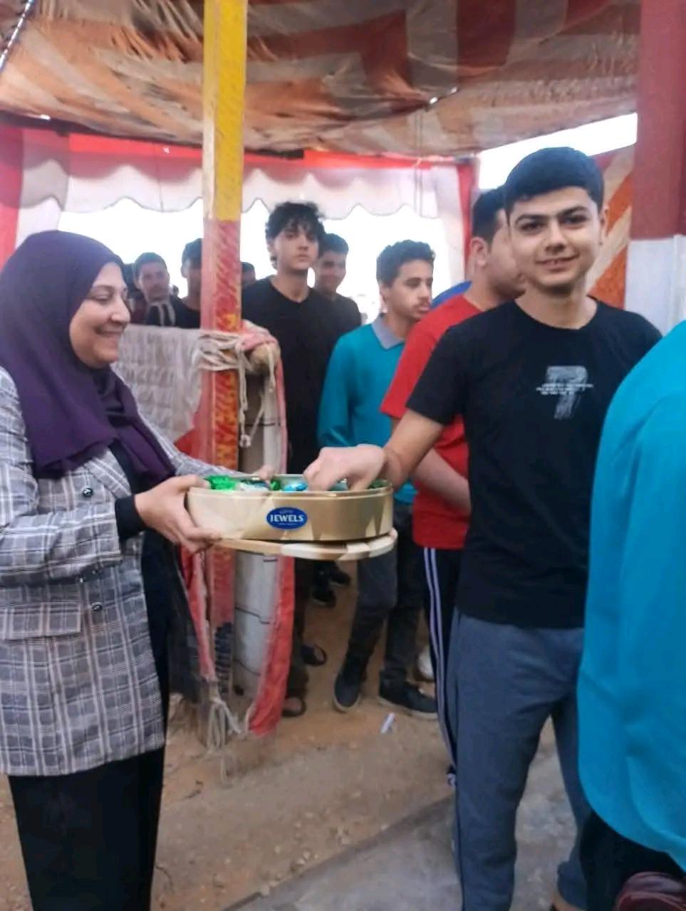 مديرو مدارس يوزعون الحلوى على الطلاب لتخفيف التوتر قبل الامتحانات بالشرقية،فيتو