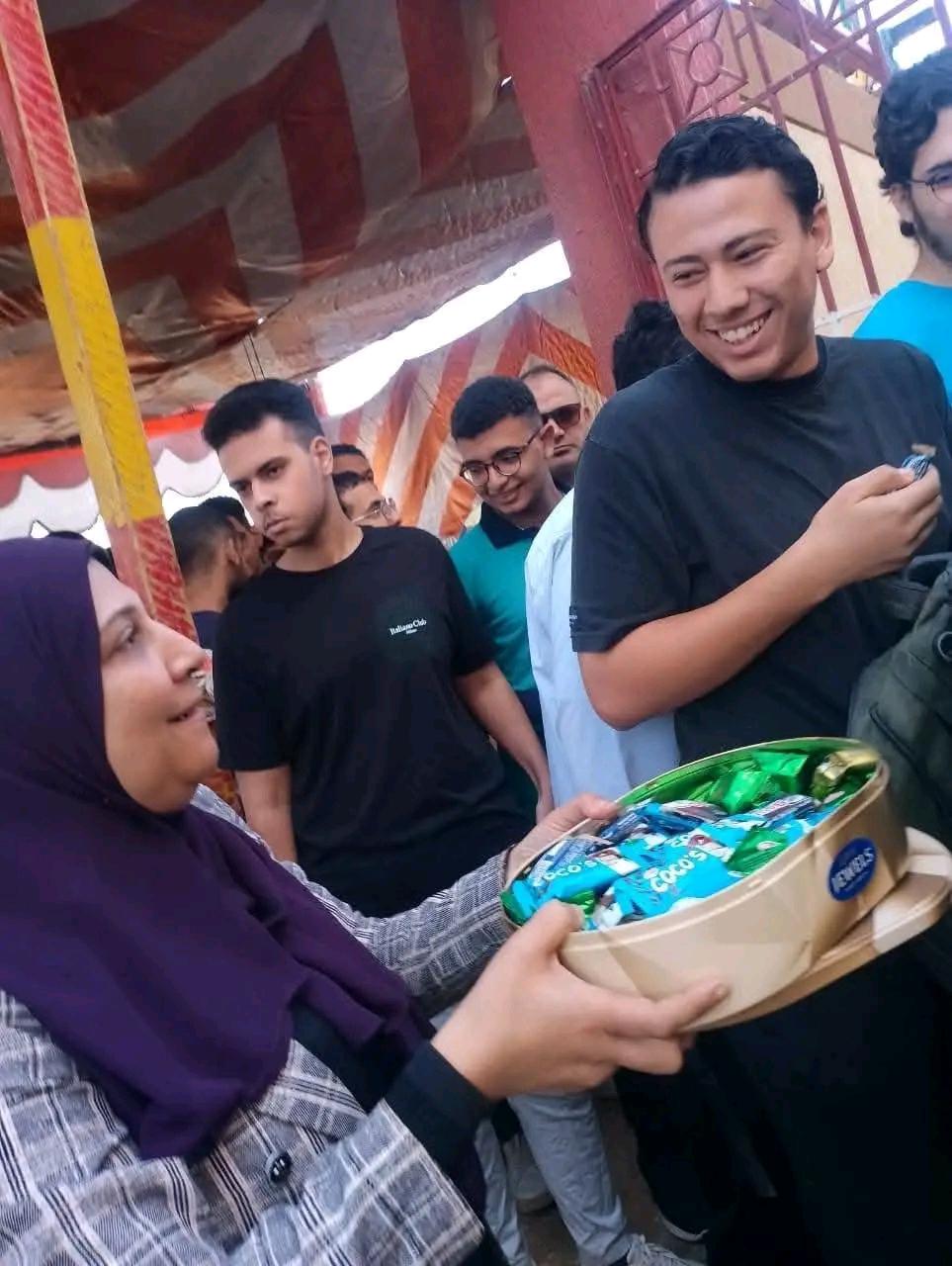 مديرو مدارس يوزعون الحلوى على الطلاب لتخفيف التوتر قبل الامتحانات بالشرقية،فيتو