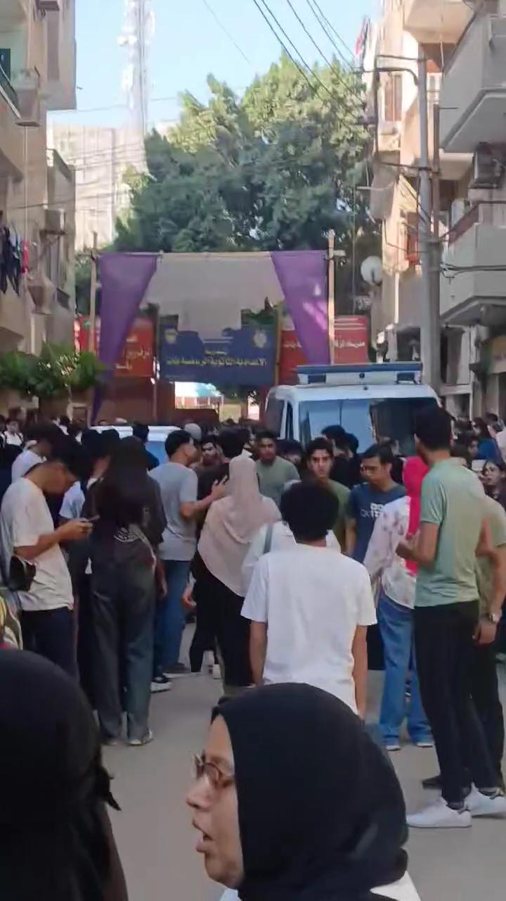 رغم حرارة الجو..أولياء أمور الشرقية ينتظرون أبناءهم خارج لجان امتحانات اللغة الأجنبية الثانية،فيتو