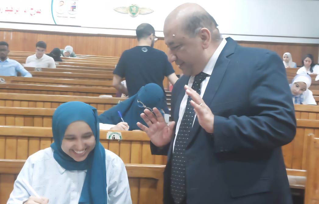 نائب رئيس جامعة القاهرة يتفقد لجان الامتحانات 
