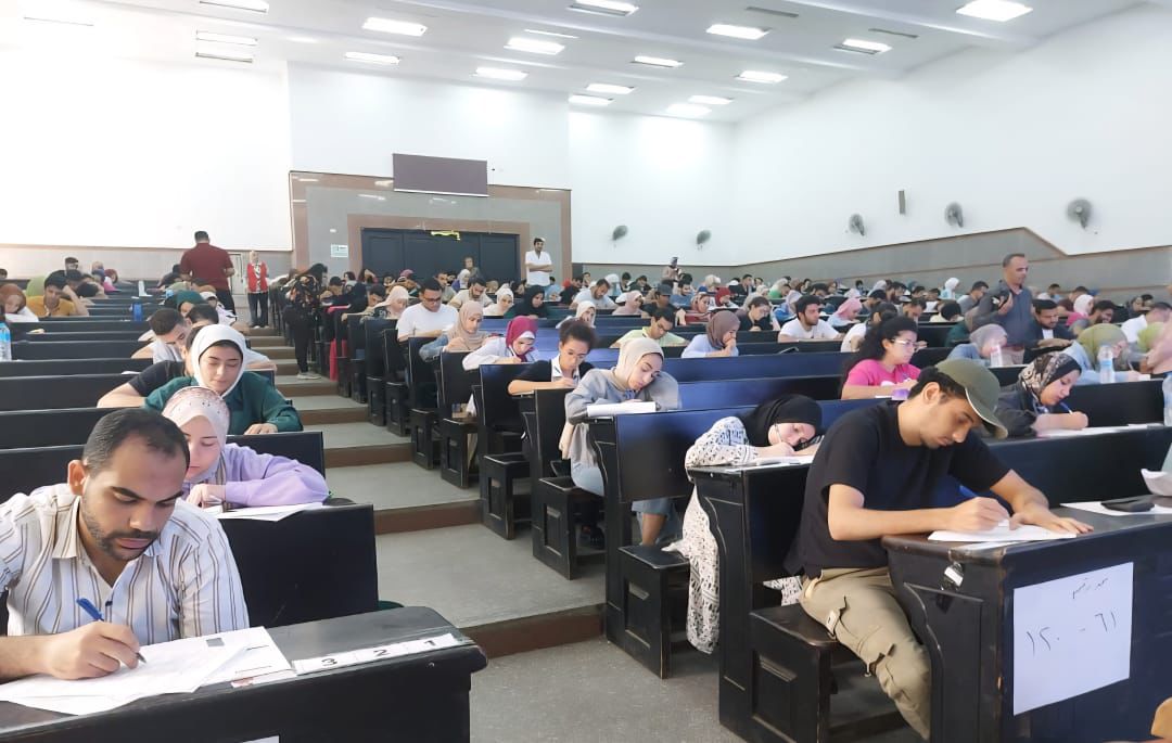 نائب رئيس جامعة القاهرة يتفقد لجان الامتحانات 