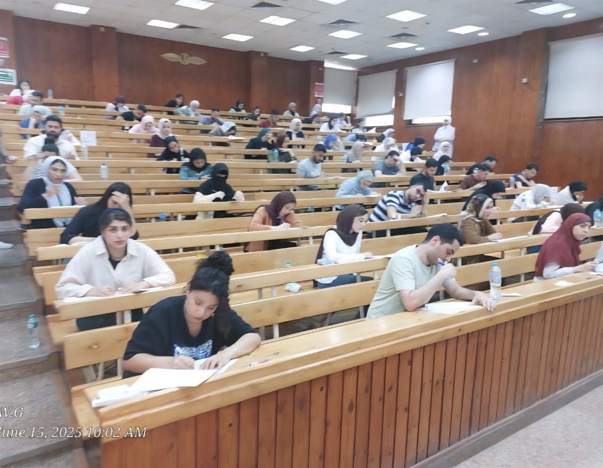نائب رئيس جامعة القاهرة يتفقد لجان الامتحانات 