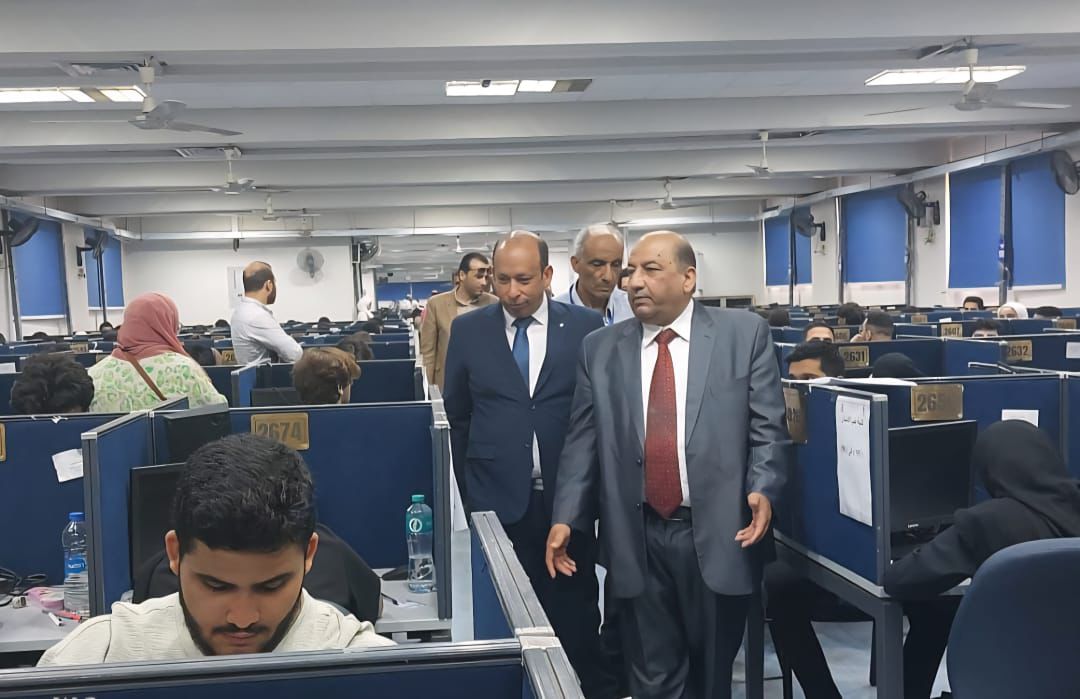 نائب رئيس جامعة القاهرة يتفقد لجان الامتحانات 
