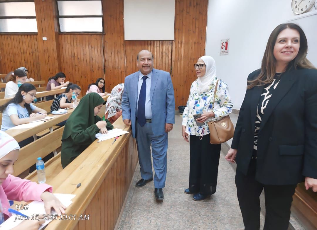 نائب رئيس جامعة القاهرة يتفقد لجان الامتحانات 