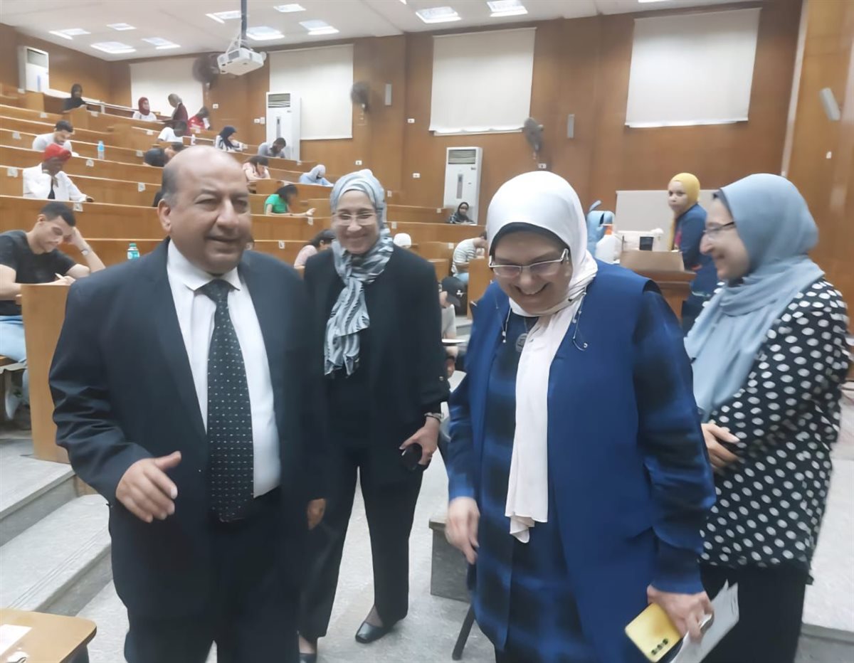 نائب رئيس جامعة القاهرة يتفقد لجان الامتحانات 