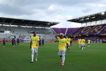 لاعبو صن داونز يغادرون لغرفة الملابس، فيتو