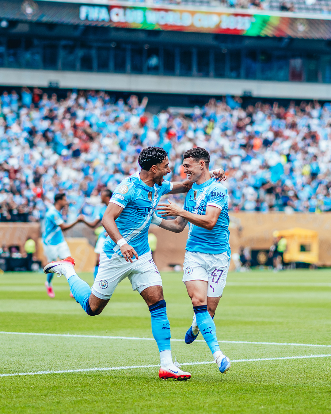 فرحة لاعبي مانشستر سيتي بهدف فيل فودين 