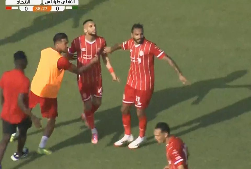 بحضور كهربا، اشتباكات واقتحام الجماهير تثير الفوضى في ديربي طرابلس بين الأهلي والاتحاد