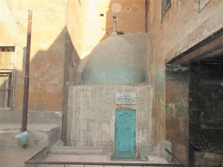 ضريح السيدة فاطمة شقيقة السيدة نفيسة، والسيد يحيى المتوج بالأنوار، فيتو