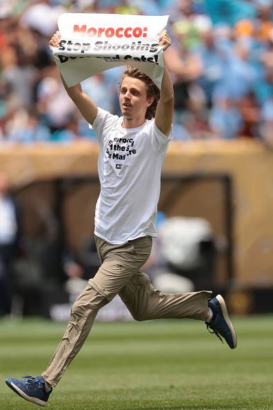 مشجع يقتحم ملعب مباراة الوداد ومانشستر سيتي بلافتة لدعم القطط والكلاب