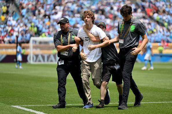 مشجع يقتحم ملعب مباراة الوداد ومانشستر سيتي بلافتة لدعم القطط والكلاب