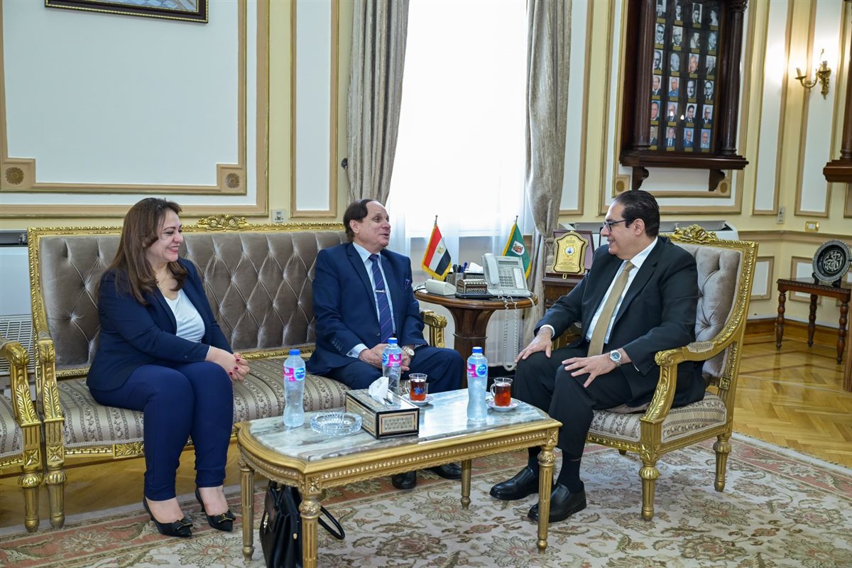 رئيس جامعة القاهرة وأمين رابطة الجامعات الإسلامية