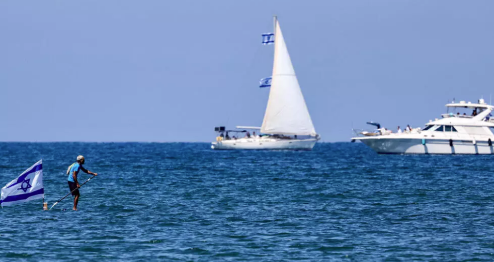 إسرائيلي يحاول الهرب عبر البحر، فيتو