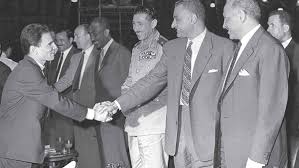 عبد الناصر يكرم عبد الحليم حافظ