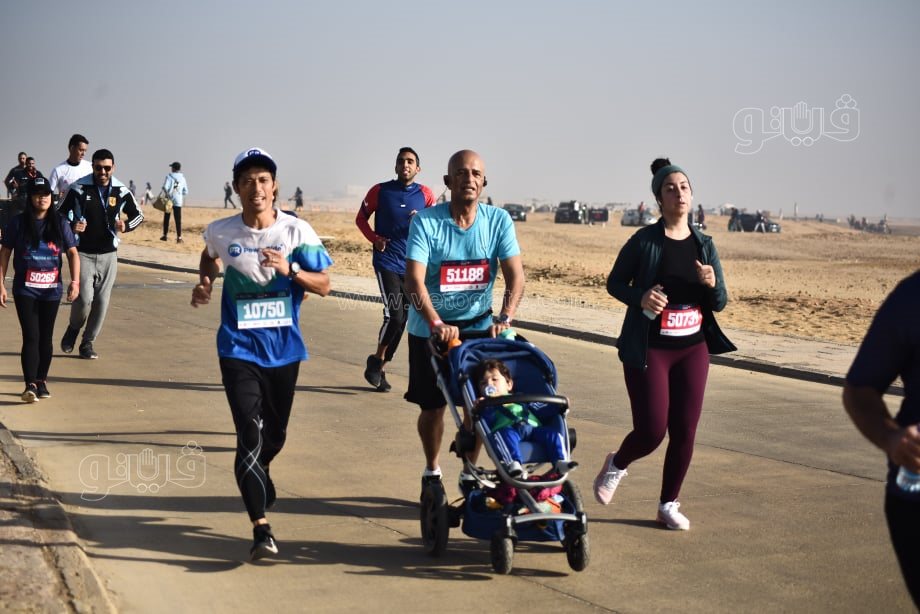 «الأطفال وذويهم» يجذبون الأنظار في نصف ماراثون الأهرامات (1)