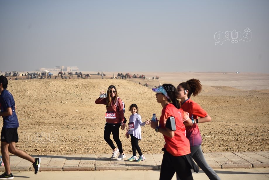 «الأطفال وذويهم» يجذبون الأنظار في نصف ماراثون الأهرامات (2)
