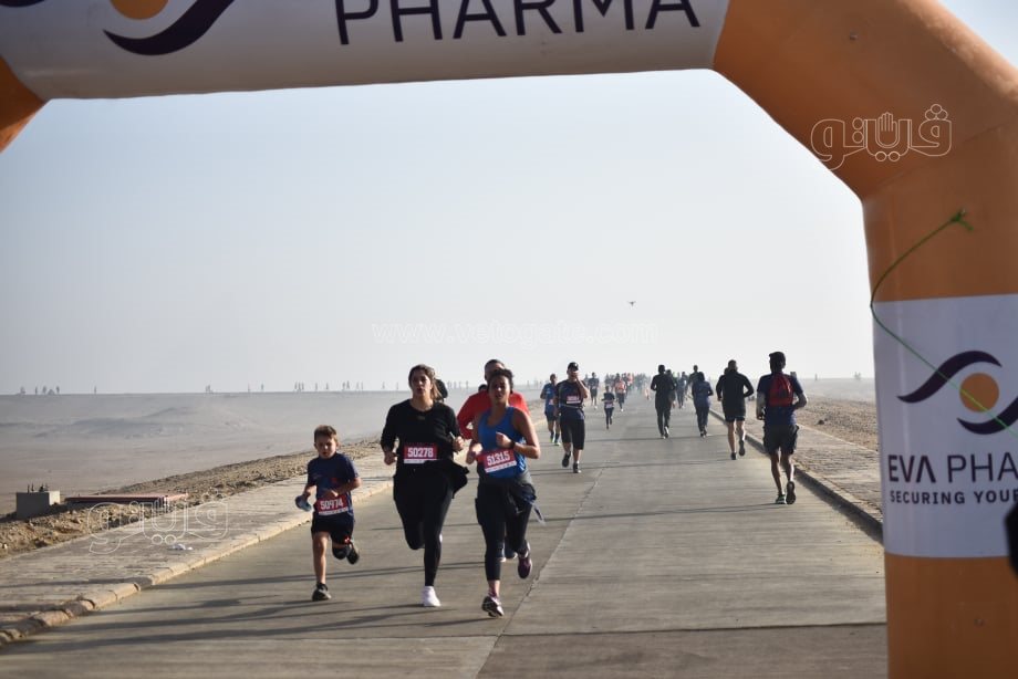 «الأطفال وذويهم» يجذبون الأنظار في نصف ماراثون الأهرامات (3)