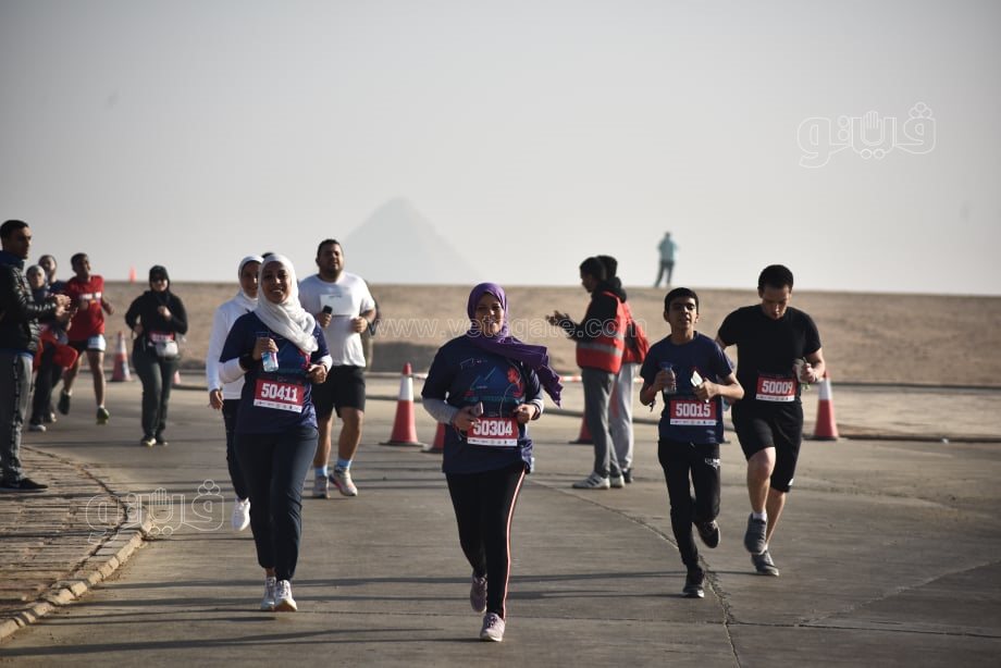 «الأطفال وذويهم» يجذبون الأنظار في نصف ماراثون الأهرامات (9)