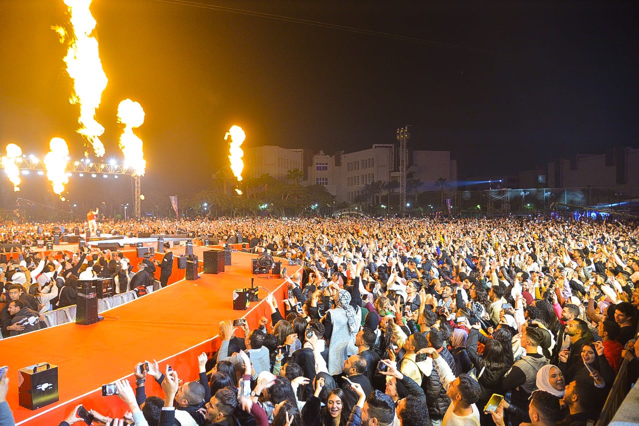 تامر حسني في حفل جامعة مصر (6)