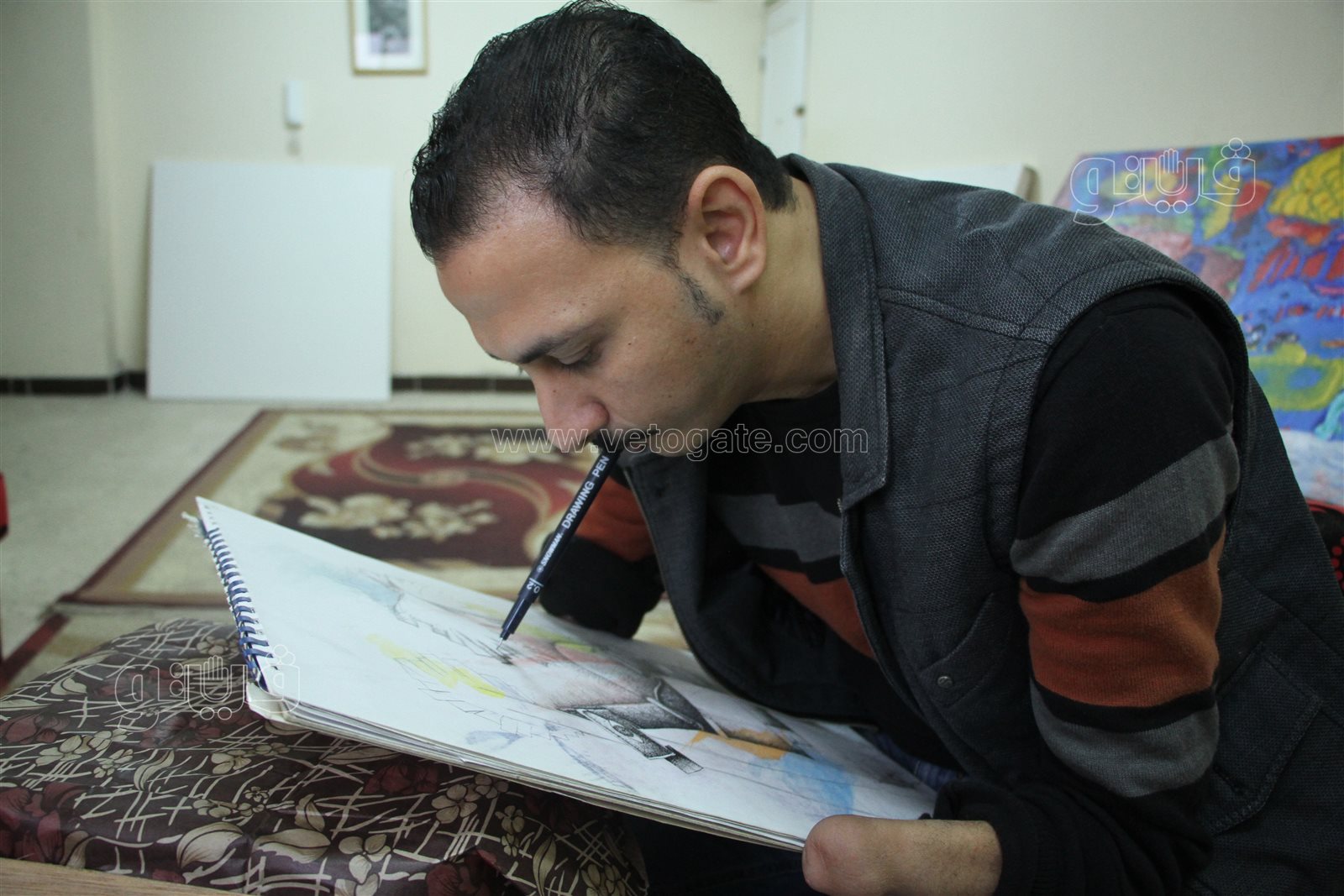 عندما تتحول الاعاقة إلى معجزة.. رضا فضل فنان تشكيلي واستاذ جامعي بلا يدين (6)