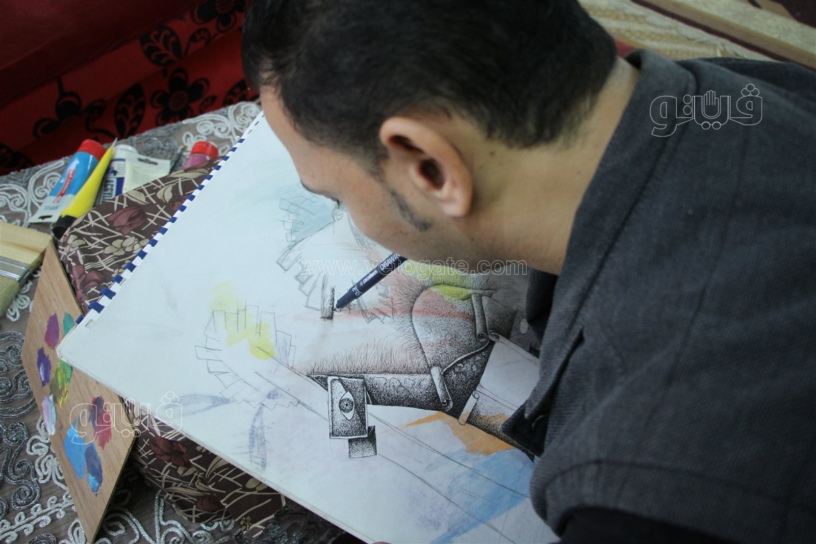 عندما تتحول الاعاقة إلى معجزة.. رضا فضل فنان تشكيلي واستاذ جامعي بلا يدين (5)