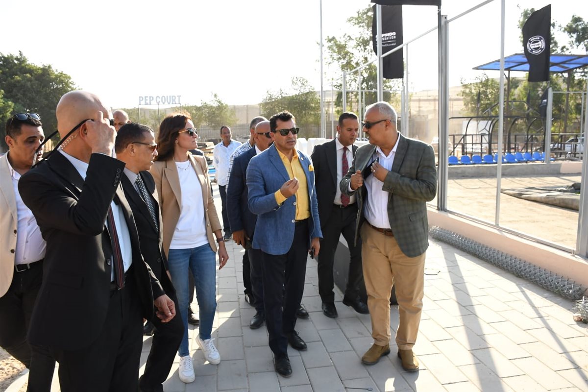 أشرف صبحي يتفقد الأعمال الإنشائية بنادي الهرم الرياضي