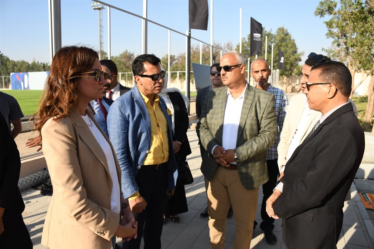 أشرف صبحي يتفقد الأعمال الإنشائية بنادي الهرم الرياضي