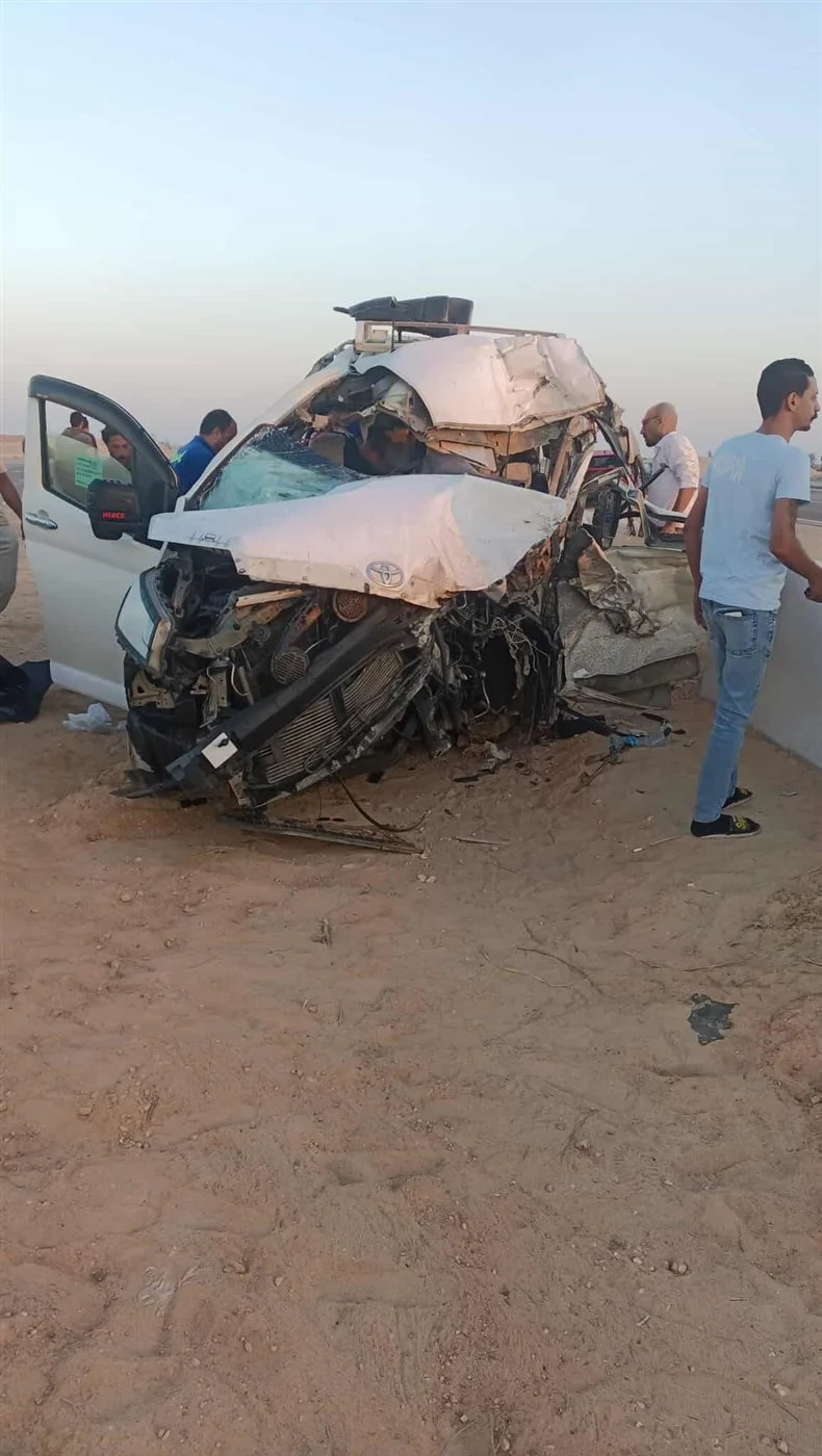 سيارة السفر عقب اصطدام تريلا بها