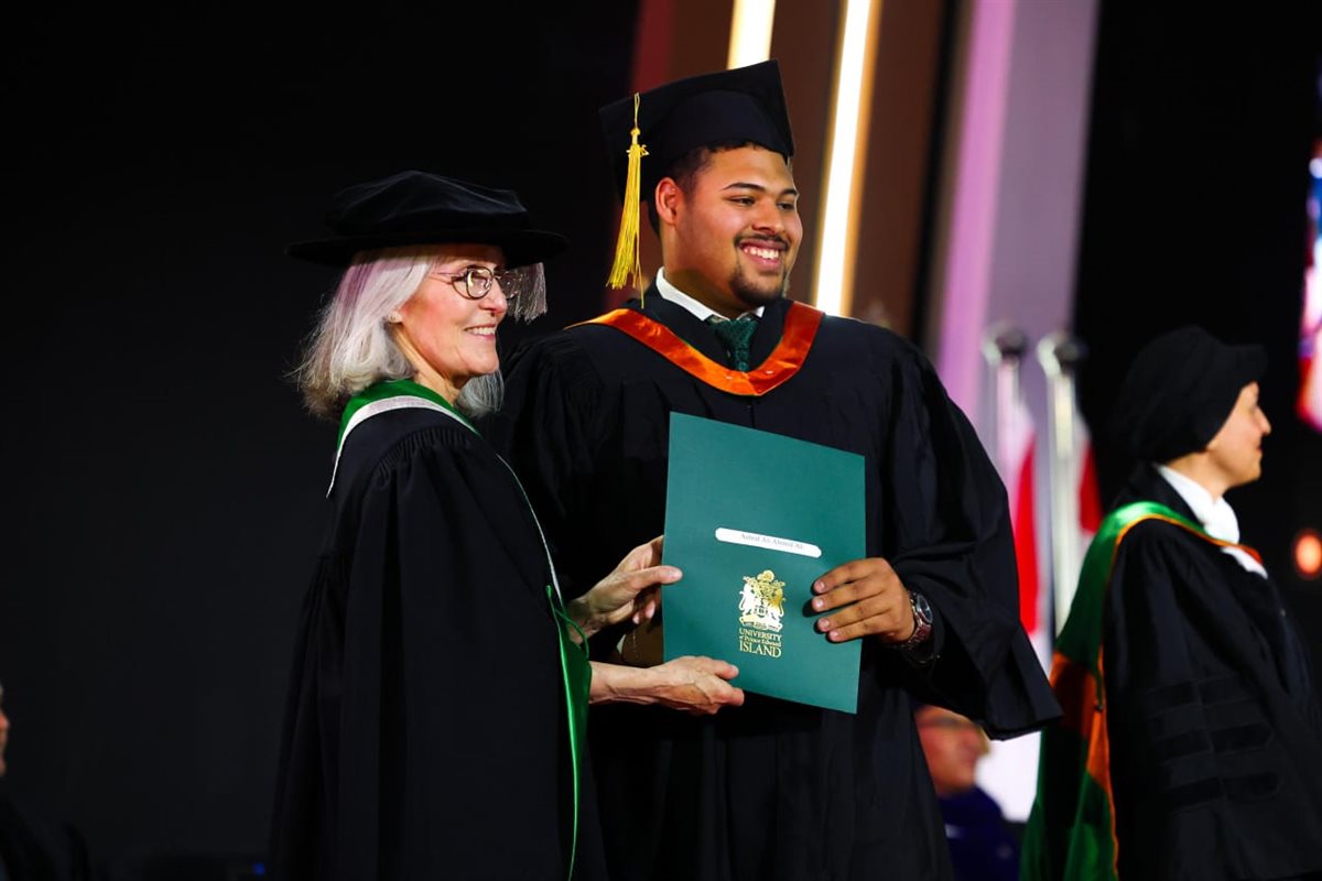 حفل تخرج دفعة جديدة من جامعة جزيرة الأمير إدوارد