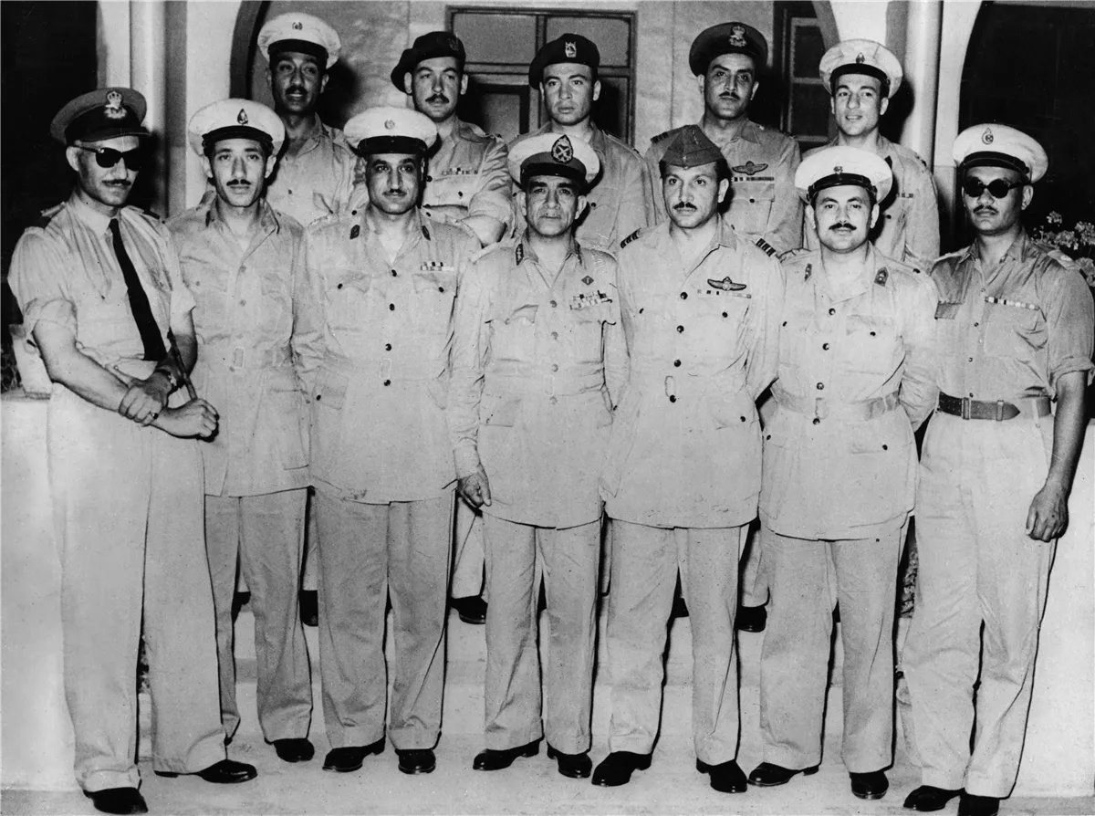 جمال عبد الناصر يتوسط مجموعة الضباط الاحرار