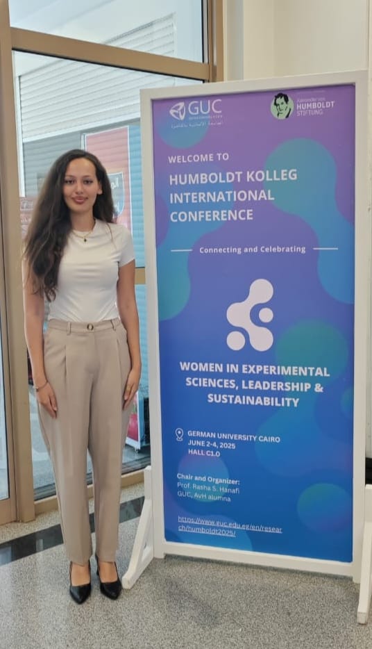 طالبة بالألمانية الدولية تبتكر تصميم هوية بصرية لمؤتمر دولي