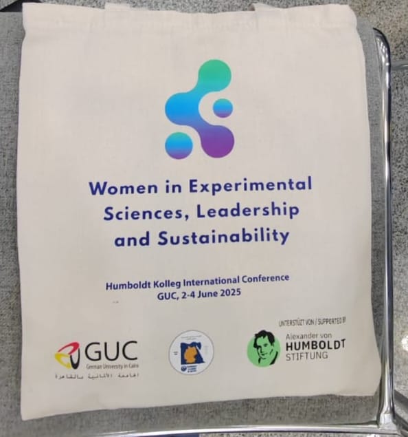 طالبة بالألمانية الدولية تبتكر تصميم هوية بصرية لمؤتمر دولي